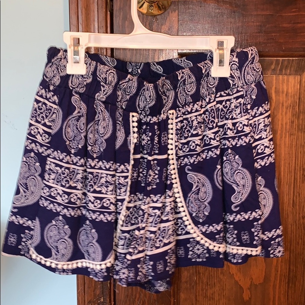 MIAMI- blue and white patterned flowy shorts